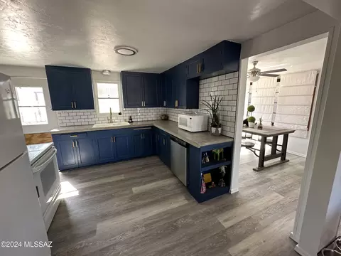 Kitchen - 1128 E Hedrick Dr, Tucson, AZ 85719 photo 1 of 5