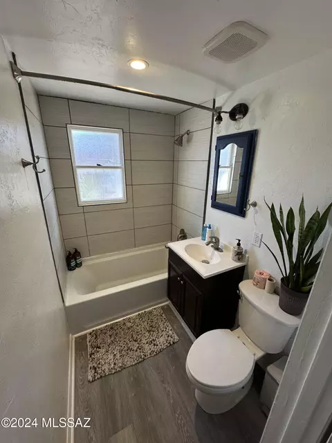 Bath - 1128 E Hedrick Dr, Tucson, AZ 85719 photo 1 of 1