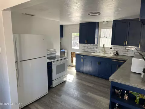 Kitchen - 1128 E Hedrick Dr, Tucson, AZ 85719 photo 3 of 5