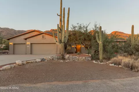 11975 E High Saguaro Pl, Tucson, AZ 85749