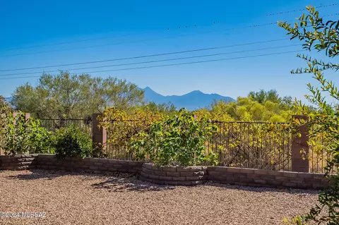 923 W Calle Barranca Seca, Green Valley, AZ 85614
