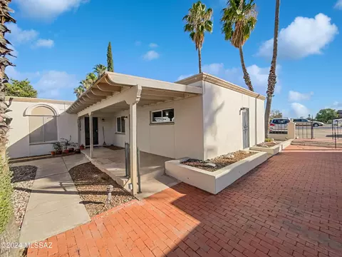 9323 E Old Spanish Trl, Tucson, AZ 85710