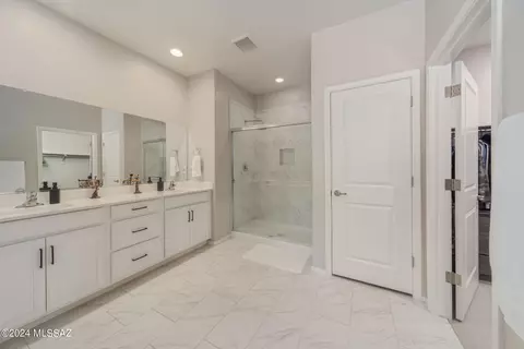 Bath - 13915 E Silver Pine Trl, Vail, AZ 85641 photo 1 of 2