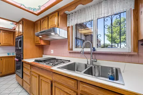 Kitchen - 7445 E 45th St, Tucson, AZ 85730 photo 4 of 5