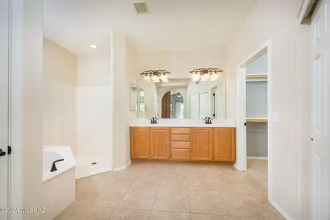 Bath - 14192 E Whisper Trl, Vail, AZ 85641 photo 2 of 4