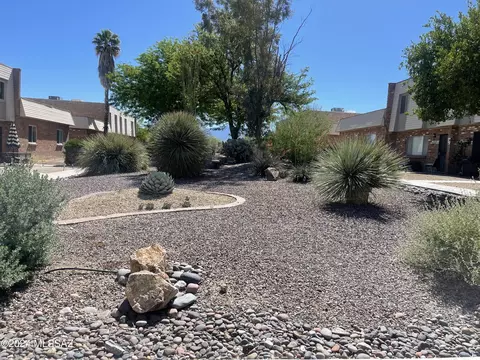 1027 N Bedford Dr, Tucson, AZ 85710