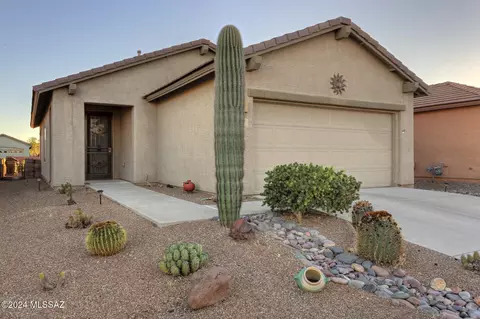 495 W Bazille Way, Green Valley, AZ 85614