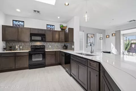 9483 N Twinkling Shadows Way, Tucson, AZ 85743