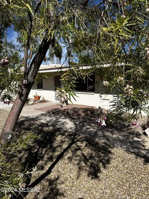 378 N Silverbell Rd, Tucson, AZ 85745