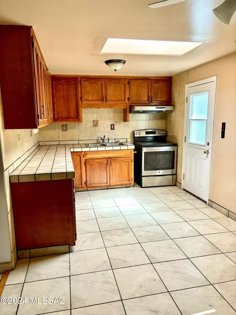 Kitchen - 103 S Verdugo Pl 110 E Copper St, Mammoth, AZ 85618 photo 1 of 3