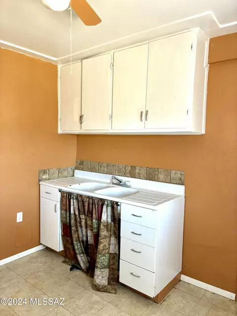 Kitchen - 103 S Verdugo Pl 110 E Copper St, Mammoth, AZ 85618 photo 2 of 3