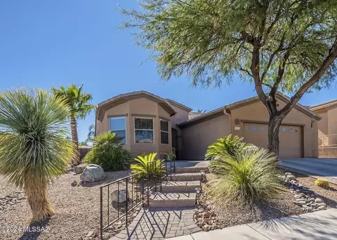 889 W Bosch Dr, Green Valley, AZ 85614