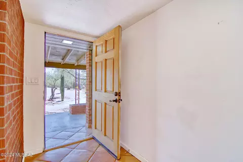 1037 W Las Lomitas Rd, Tucson, AZ 85704