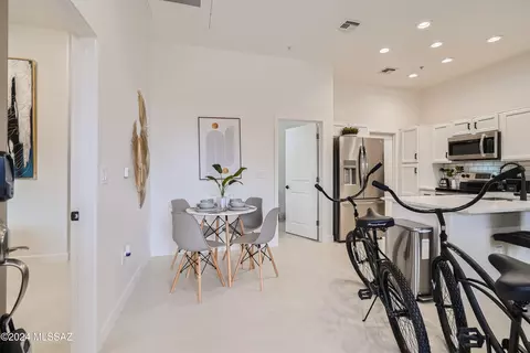 2010 E River Rd #204, Tucson, AZ 85718