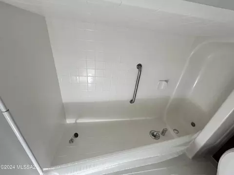 Bath - 702 E 37th St, Tucson, AZ 85713 photo 3 of 6