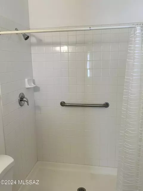 Bath - 702 E 37th St, Tucson, AZ 85713 photo 5 of 6