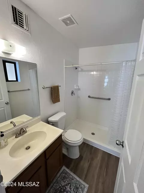 Bath - 702 E 37th St, Tucson, AZ 85713 photo 4 of 6