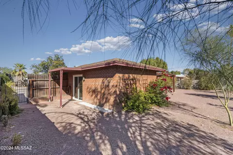 Exterior - 822 E Copper St, Tucson, AZ 85719 photo 5 of 6