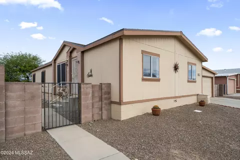 6061 E Thunder River Dr, Tucson, AZ 85756 photo 2