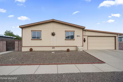 6061 E Thunder River Dr, Tucson, AZ 85756