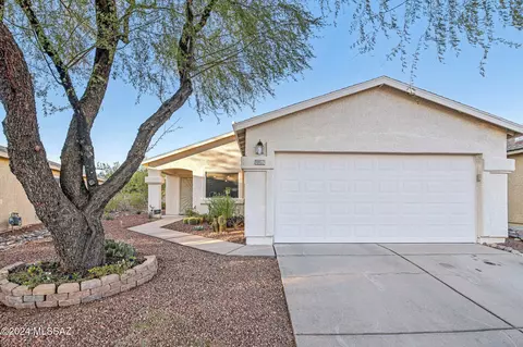 10137 E Rincon Shadows Dr, Tucson, AZ 85748