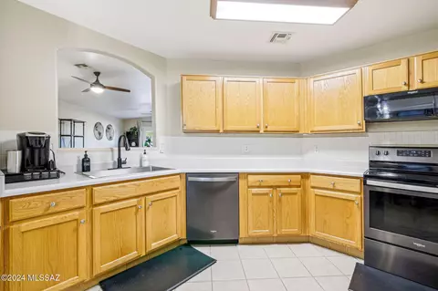 10137 E Rincon Shadows Dr, Tucson, AZ 85748 photo 13