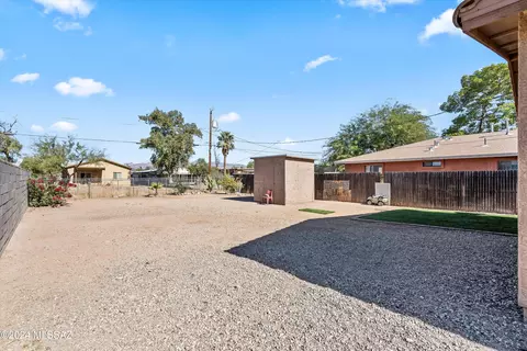 Exterior - 807 E 34th St, Tucson, AZ 85713 photo 5 of 6