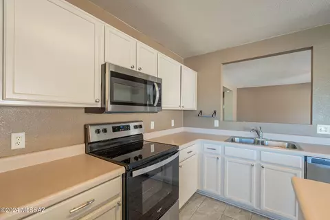 Kitchen - 10099 E Sunset Meadow Pl, Tucson, AZ 85747 photo 2 of 4