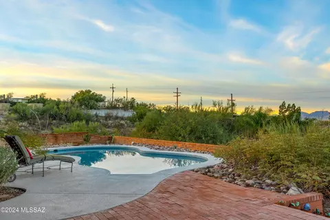 Exterior - 140 E Cambridge Dr, Tucson, AZ 85704 photo 3 of 10