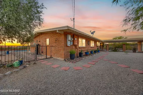 Exterior - 140 E Cambridge Dr, Tucson, AZ 85704 photo 8 of 10