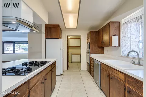 Kitchen - 7442 E Montecito Dr, Tucson, AZ 85710 photo 4 of 7