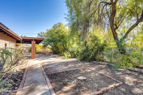 Exterior - 7442 E Montecito Dr, Tucson, AZ 85710 photo 9 of 10