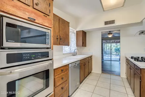 Kitchen - 7442 E Montecito Dr, Tucson, AZ 85710 photo 6 of 7