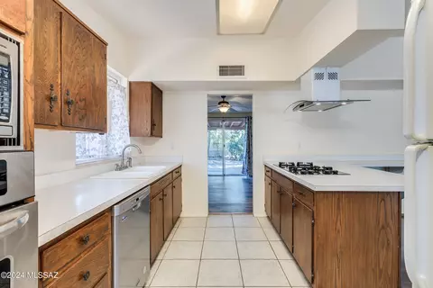 Kitchen - 7442 E Montecito Dr, Tucson, AZ 85710 photo 5 of 7