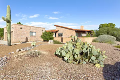 1012 W Desert Hills Dr, Green Valley, AZ 85622