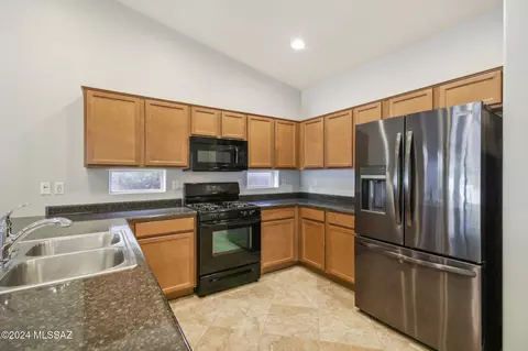 Kitchen - 11303 E Squash Blossom Loop, Tucson, AZ 85747 photo 2 of 3