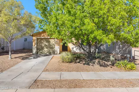 8362 W Razorbill Dr, Tucson, AZ 85757