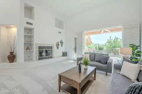 6736 N Chapultapec Cir, Tucson, AZ 85750
