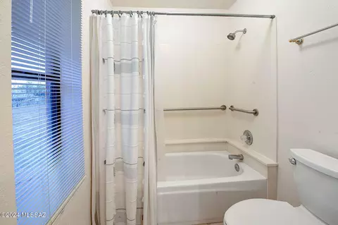 Bath - 610 E Glenhurst Dr, Tucson, AZ 85704 photo 2 of 3
