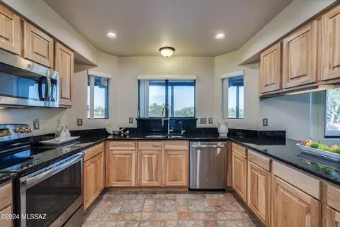 120 N Candlelight Dr, Green Valley, AZ 85614