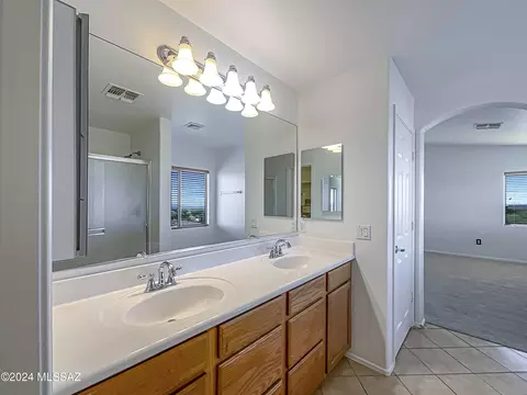 Bath - 9283 E Bronze Hill Dr, Vail, AZ 85641 photo 1 of 3