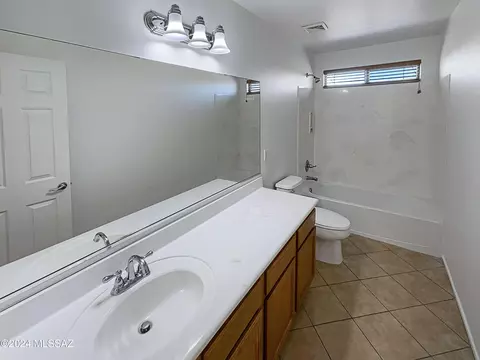Bath - 9283 E Bronze Hill Dr, Vail, AZ 85641 photo 3 of 3