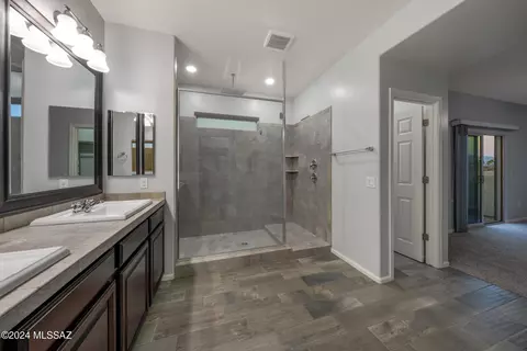 Bath - 8280 E Magee Hill Loop, Tucson, AZ 85710 photo 3 of 7