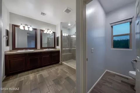 Bath - 8280 E Magee Hill Loop, Tucson, AZ 85710 photo 2 of 7