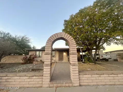 4715 S Calle De La Faena, Tucson, AZ 85714