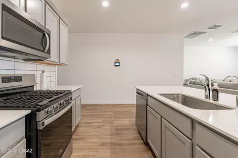 Kitchen - 12704 E Russo Dr, Vail, AZ 85641 photo 4 of 6