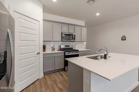 Kitchen - 12704 E Russo Dr, Vail, AZ 85641 photo 3 of 6