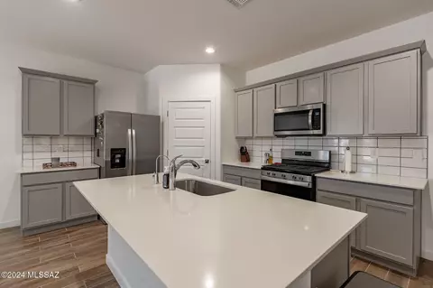 Kitchen - 12704 E Russo Dr, Vail, AZ 85641 photo 2 of 6