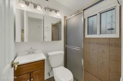 Bath - 838 W Hawaii Dr, Tucson, AZ 85706 photo 1 of 2