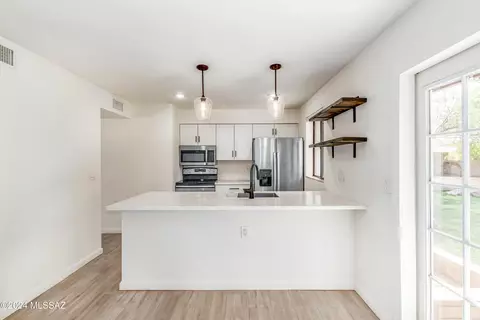 Kitchen - 10032 Eric Allan Pl, Tucson, AZ 85748 photo 3 of 5
